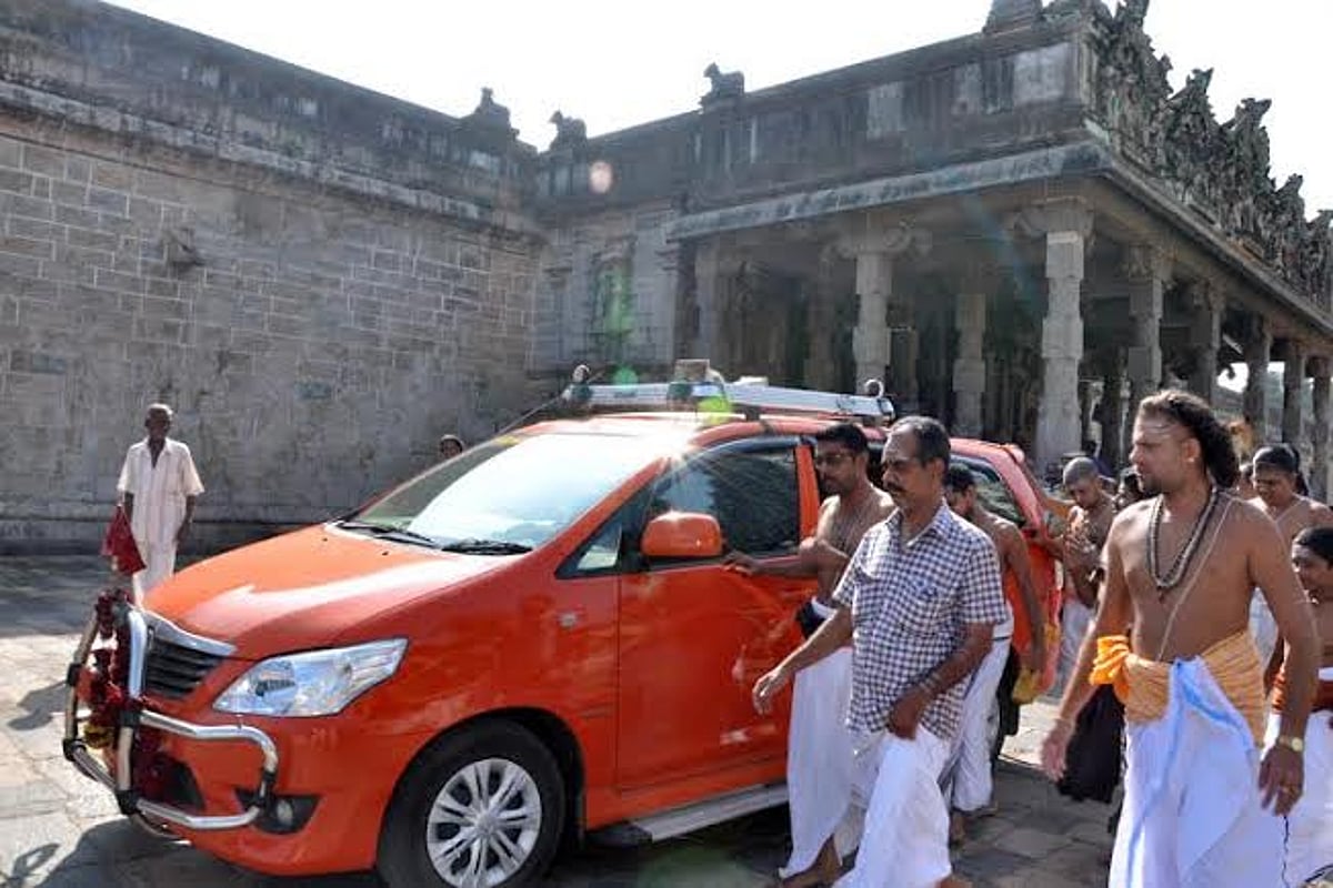 சிதம்பரம் ஸ்ரீநடராஜர் கோயிலுக்குள் காரில் வந்த ஜயேந்திரர்!