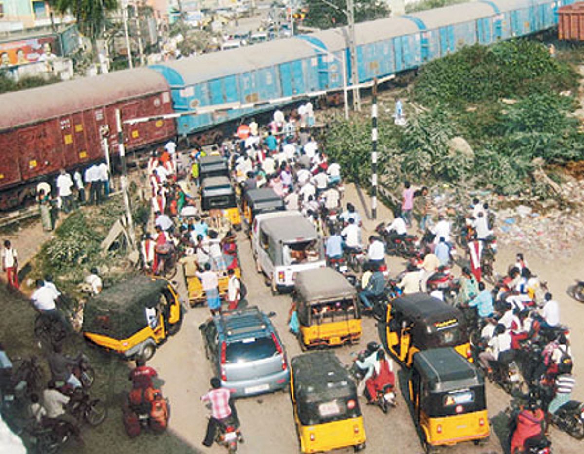 தொடங்கப்பட்டு 4 ஆண்டுகளாகியும் முடிவடையாத செங்கல்பட்டு- திருக்கழுகுன்றம் ரயில்வே மேம்பாலம்