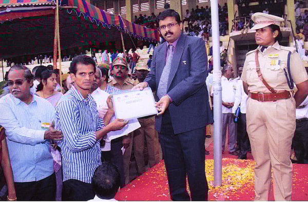 கண்தானம் வழங்கிய குடும்பத்தாருக்கு பாராட்டு சான்றிதழ்: கடலூர் மாவட்ட ஆட்சியர் வழங்கினார்