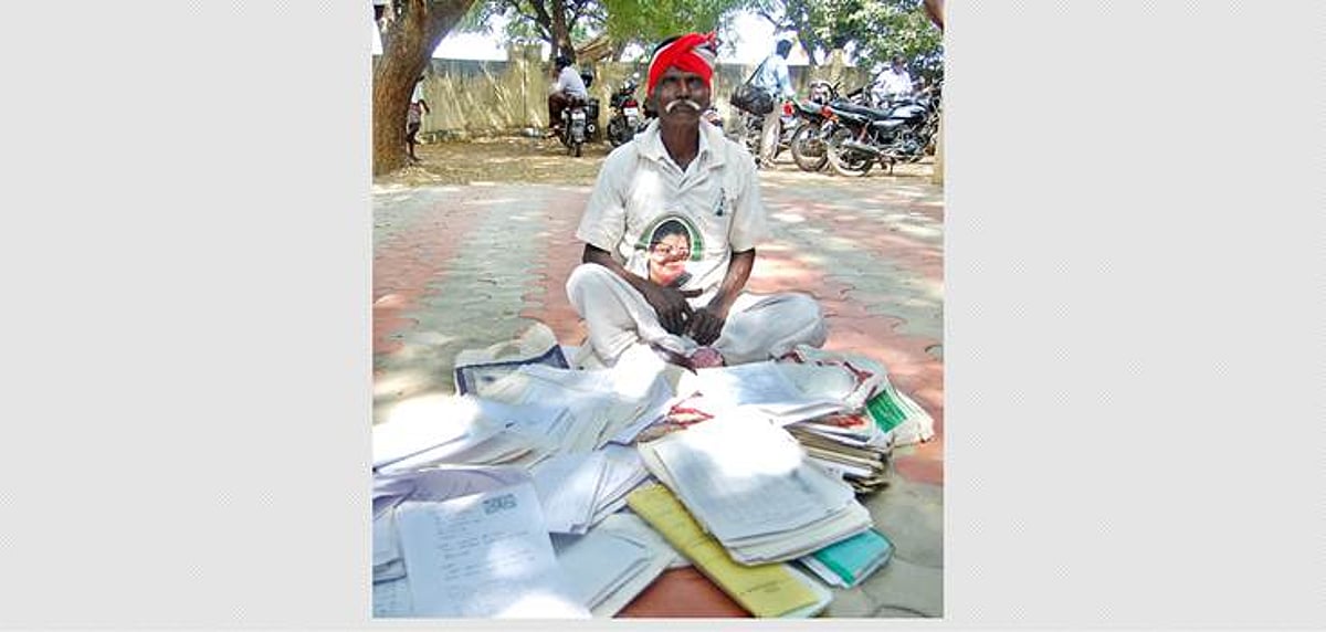 ஆக்கிரமிக்கப்பட்ட சொத்தை மீட்க மனுக்கள் மூட்டையுடன் வந்த முதியவர்: நெல்லையில் சோகம்