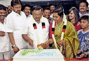 கேக் வெட்டி பிறந்த நாள் கொண்டாடினார் மு.க.அழகிரி