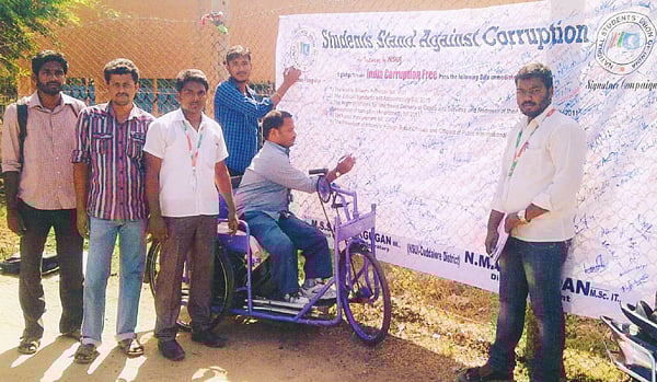 தீண்டாமை உறுதிமொழி ஏற்ற ஊராட்சி ஒன்றியப் பள்ளி மாணவர்கள்