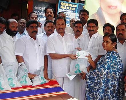 சிதம்பரம் கூட்டுறவு விற்பனை சங்க ரேஷன் கடைகளில் தேங்காய், வெல்லம் விற்பனை!