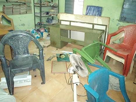 விலையில்லா பொருள்கள் கேட்டு ஊராட்சி அலுவலகத்தை தாக்கி சேதப்படுத்திய அதிமுக பிரமுகர் உள்ளிட்ட மூவர் மீது புகார்