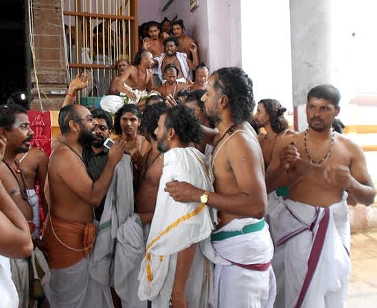 உச்சநீதிமன்ற தீர்ப்பு: ஸ்ரீநடராஜர் கோயில் பொதுதீட்சிதர்கள் வெடி, வெடித்து இனிப்பு வழங்கி கொண்டாட்டம்