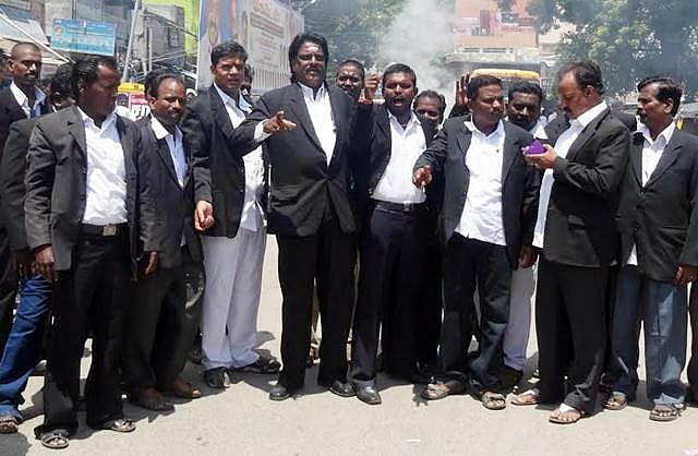 திருக்கோவிலூரில் வழக்குரைஞர்கள் ஆர்ப்பாட்டம்: கருணாநிதி உருவ பொம்மை எரிப்பு