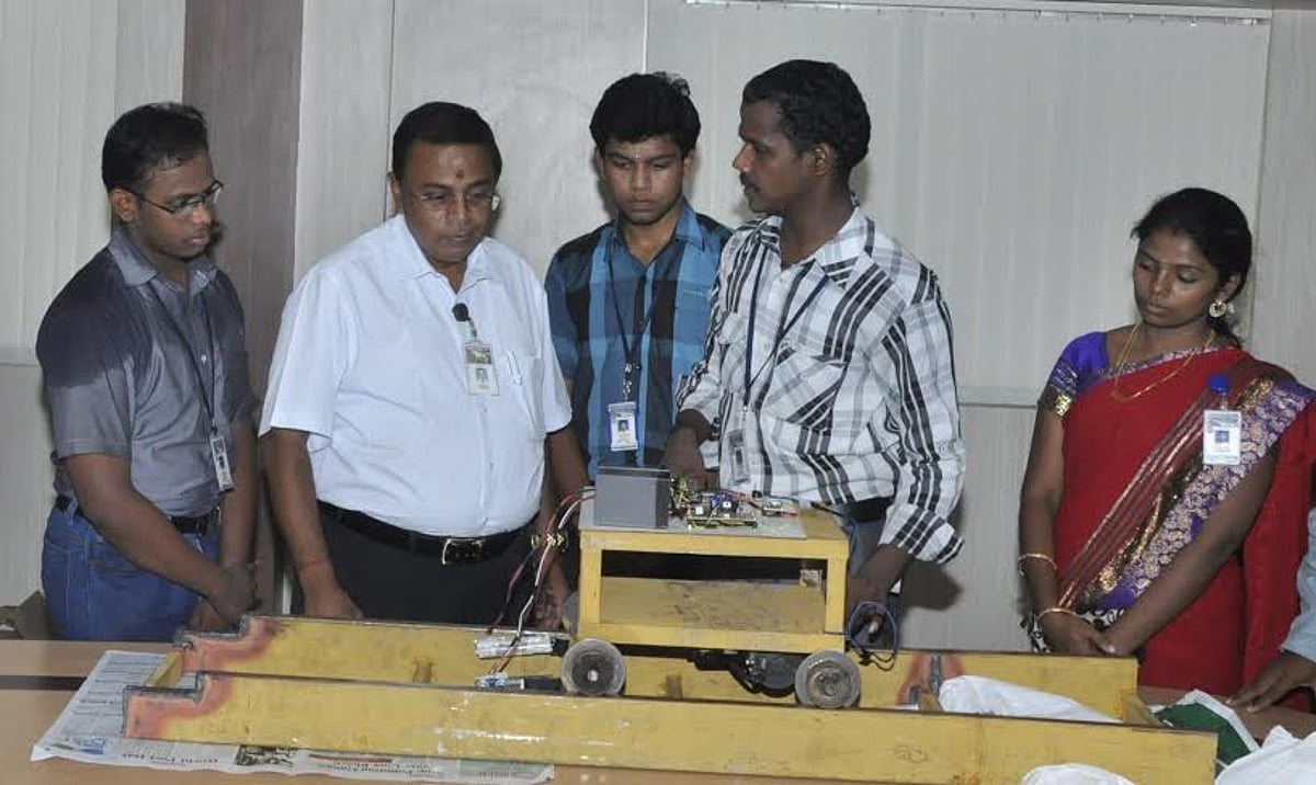 ரயில் தடம் புரளுவதை தடுக்க புதிய கருவி: கலசலிங்கம் மாணவர் வடிவமைப்பு