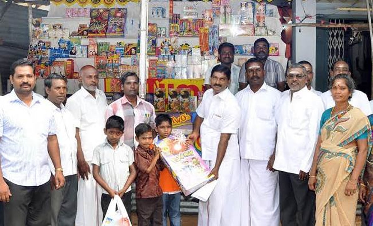 சிதம்பரத்தில் கூட்டுறவு மலிவுவிலை பட்டாசு கடை திறப்பு!