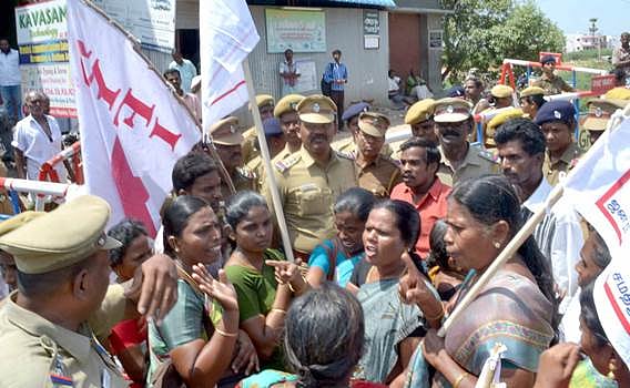 இந்திய ஜனநாயக மாதர் சங்கம் சார்பில் டாஸ்மாக் கடையை அகற்ற வலியுறுத்தி முற்றுகையிடும் ஆர்ப்பாட்டம்