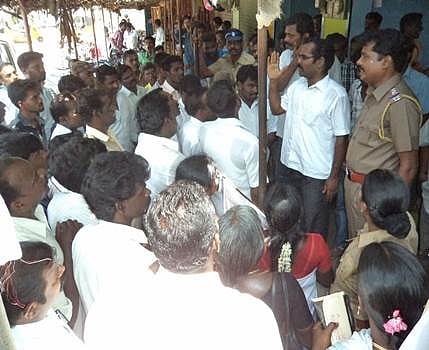 பரங்கிப்பேட்டையில் டாஸ்மாக் மதுபானக்கடையை பூட்டும் போராட்டம்: தள்ளு முள்ளு