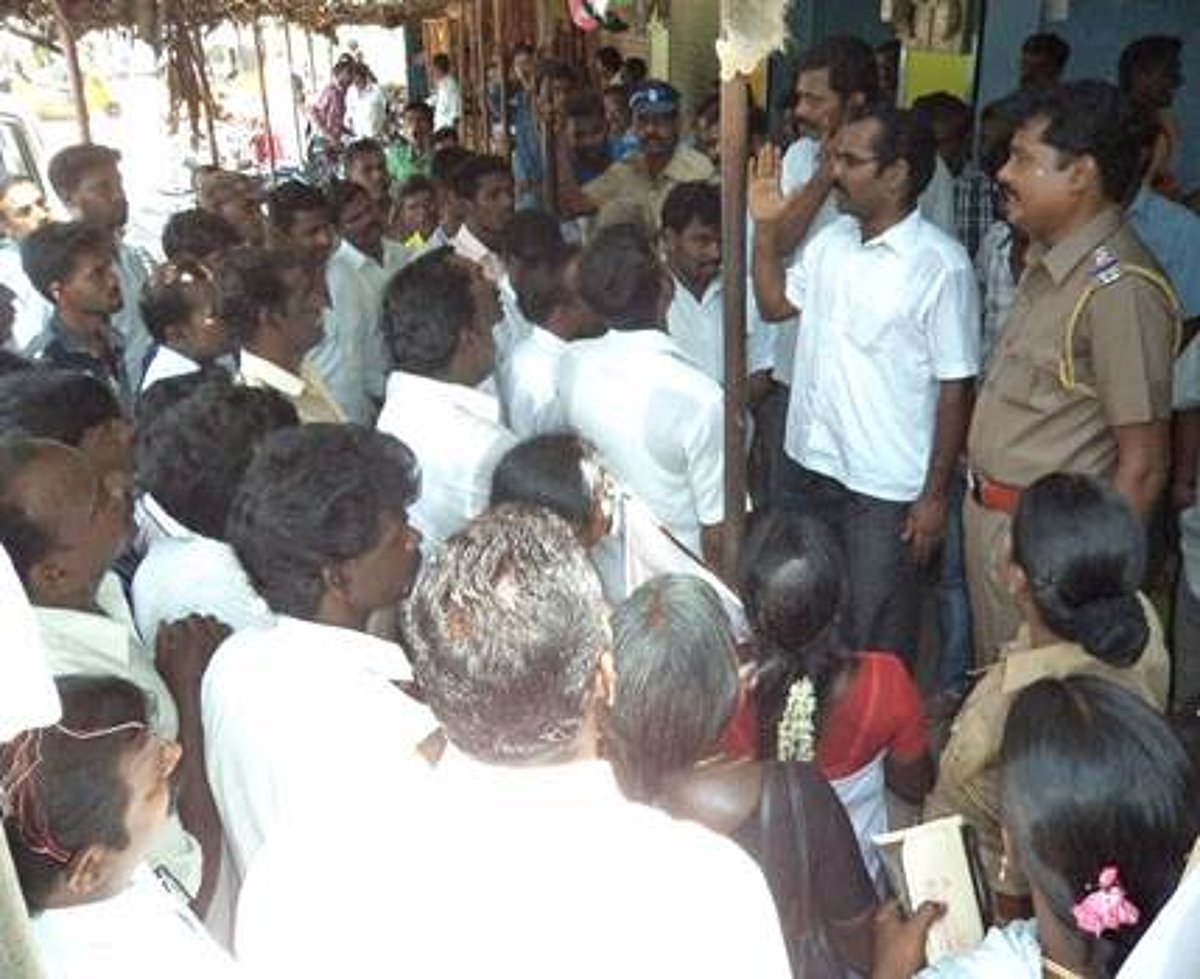 பரங்கிப்பேட்டையில் டாஸ்மாக் மதுபானக்கடையை பூட்டும் போராட்டம்: தள்ளு முள்ளு