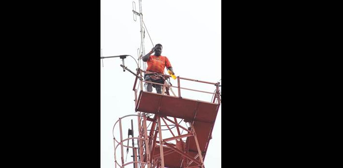 போலீஸ் நிலைய தகவல் தொடர்பு கோபுரத்தில் ஏறி டீக்கடைக்காரர் தற்கொலை மிரட்டல்