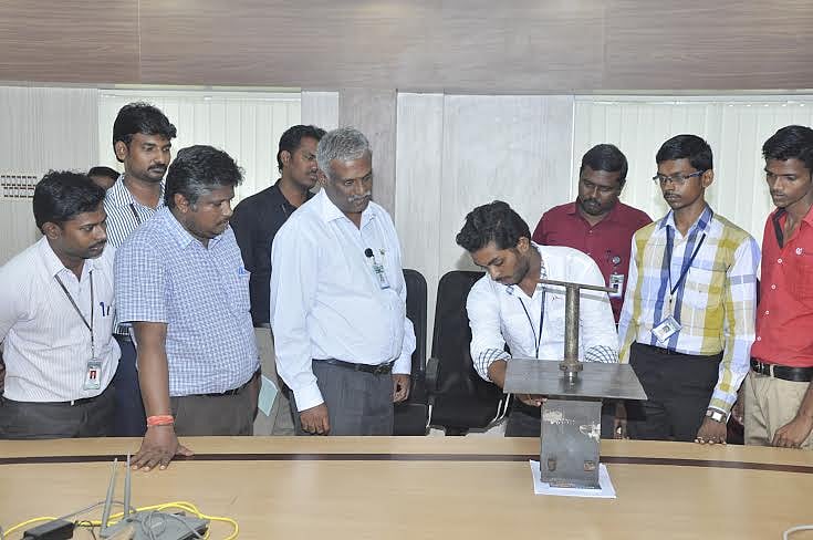 பயன்படாத ஆழ்துளைக் கிணறை அடைக்க புதிய கருவி: கலசலிங்கம் மாணவர்கள் சாதனை