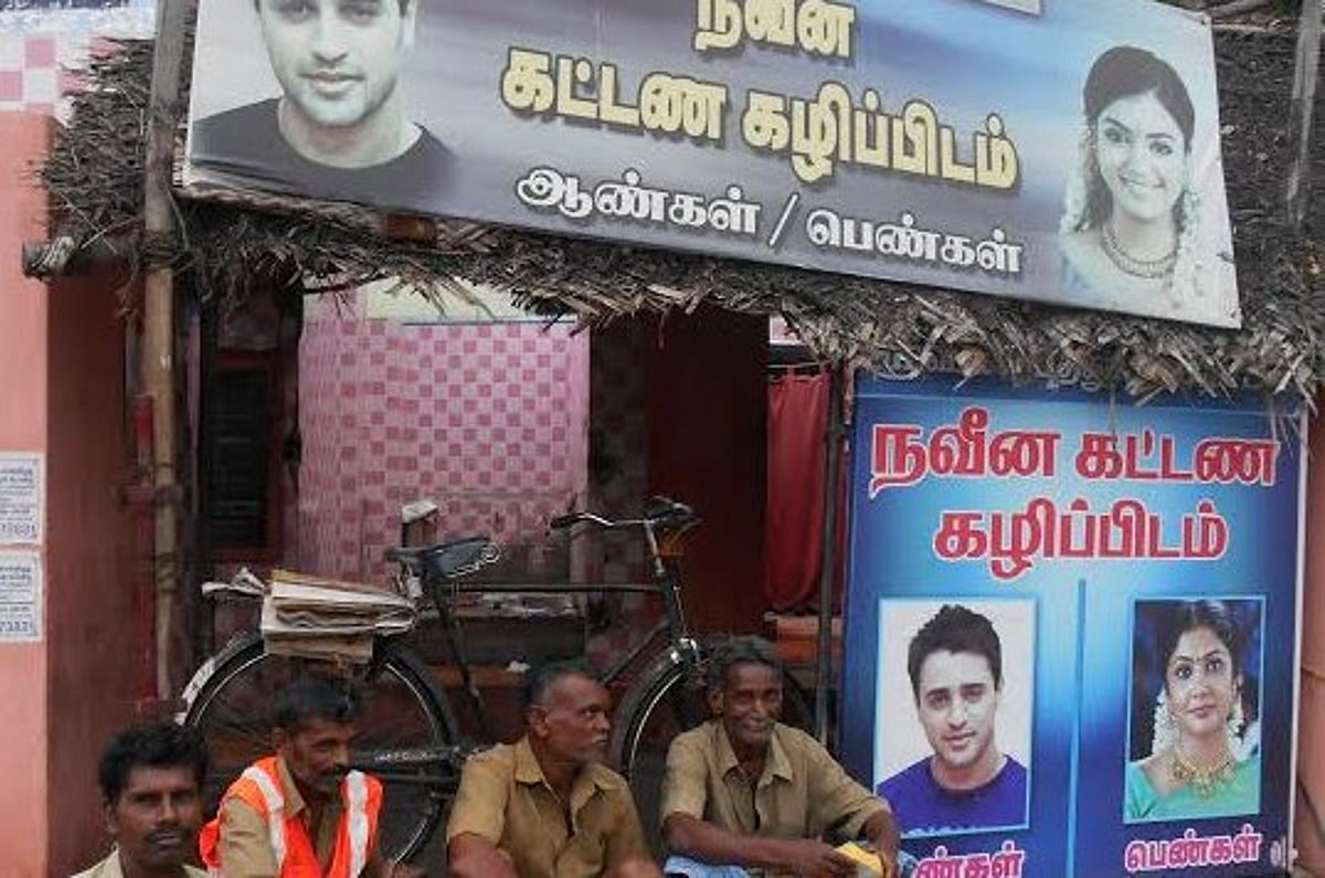 தண்ணீர் இல்லாததால் நகராட்சி கட்டண கழிப்பறை பூட்டு: பயணிகள் அவதி