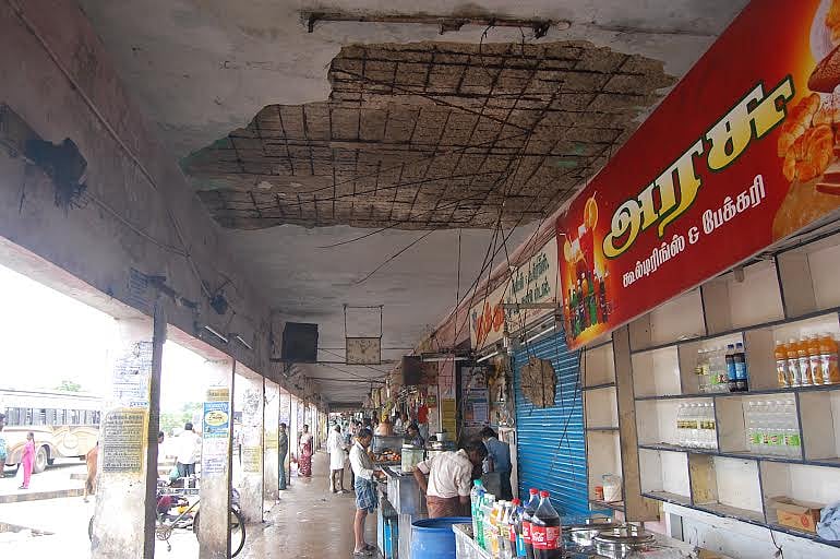 சிதம்பரம் பேருந்து நிலைய கடை மேற்கூரை இடிந்து விழுந்து மூவர் படுகாயம்