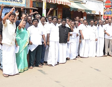 ஸ்ரீவில்லிபுத்தூரில் அதிமுகவினர் மனித சங்கிலி