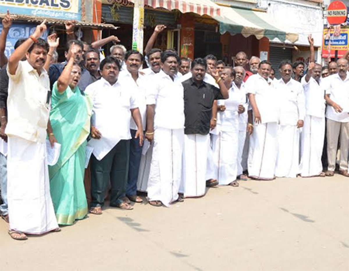 ஸ்ரீவில்லிபுத்தூரில் அதிமுகவினர் மனித சங்கிலி