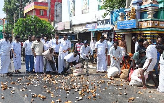 சிதம்பரம் விநாயகர் கோயிலில் 1008 தேங்காய் உடைத்து பிரார்த்தனை!