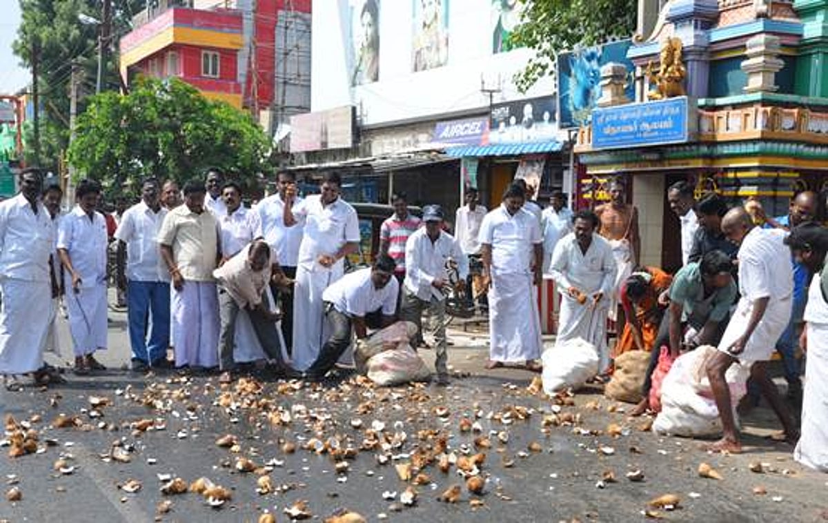 சிதம்பரம் விநாயகர் கோயிலில் 1008 தேங்காய் உடைத்து பிரார்த்தனை!