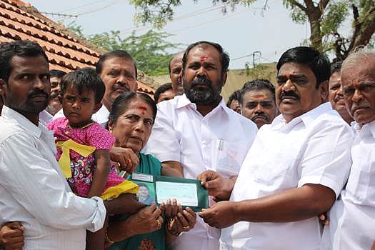 விருதுநகர் அருகே தீக்குளித்து இறந்த பெண்ணின் குடும்பத்திற்கு ரூ.3 லட்சம் நிதி உதவி