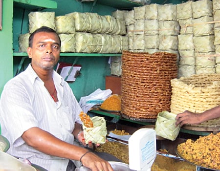 ஓலைக்கொட்டானில் கருப்பட்டி மிட்டாய்!