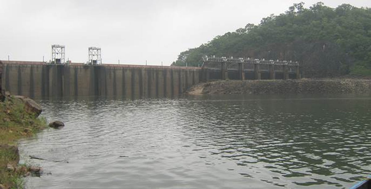 மணிமுத்தாறு அருவியில் வெள்ளம் நீடிப்பதால் குளிக்கத் தடை