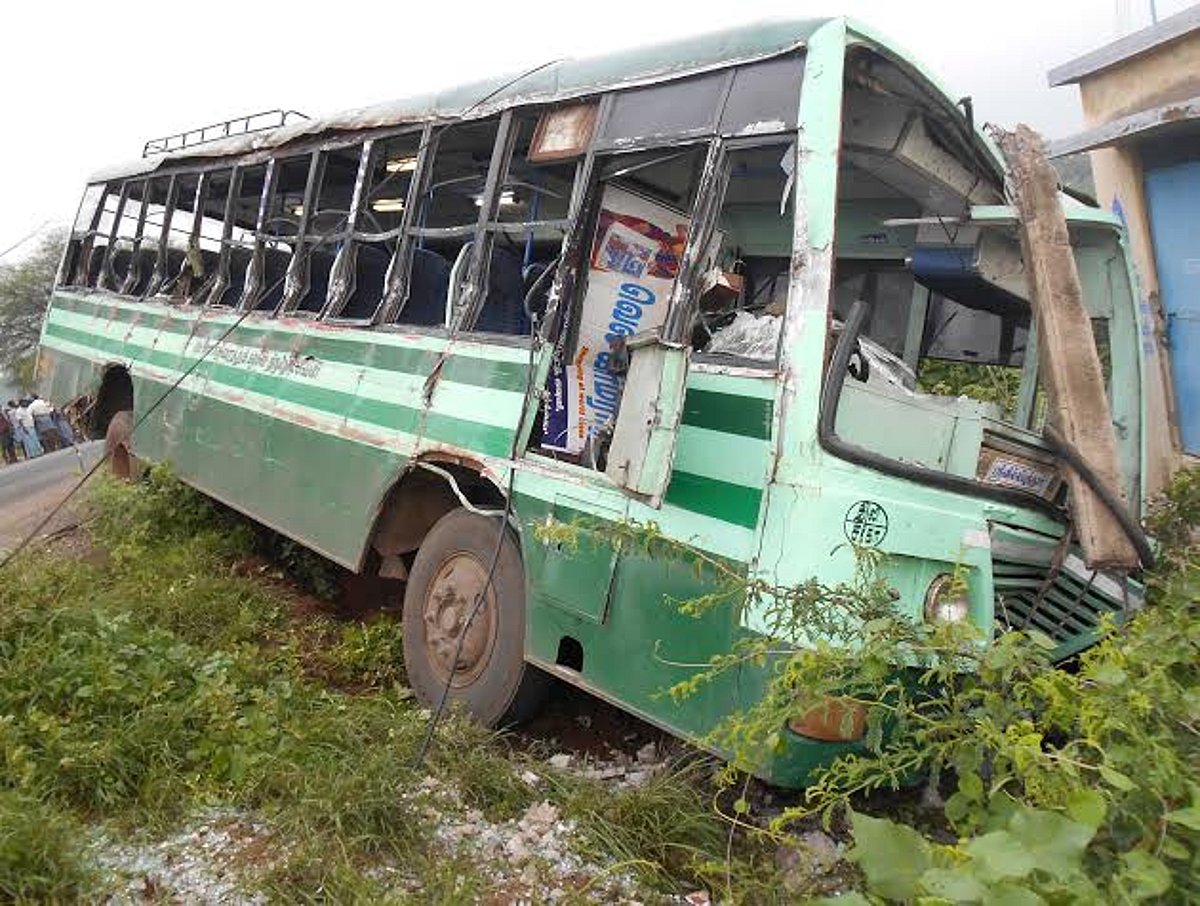 ஸ்ரீவில்லிபுத்தூரில் அரசு பேருந்து-லாரி மோதல்: ஒருவர் சாவு: 5 பேர் காயம்