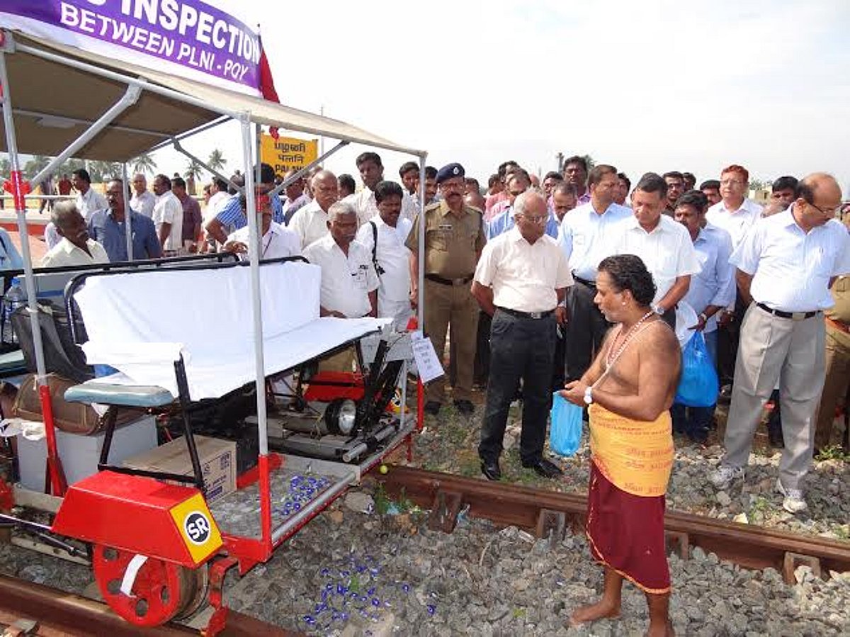 பழனி-பொள்ளாச்சி அகலரயில் பாதையில் பாதுகாப்பு ஆணையர் தலைமையில் சோதனை ஓட்டம்