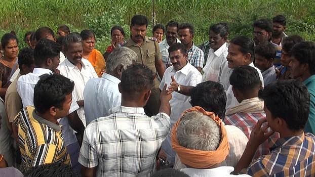 விருதுநகர் அருகே சாலைப்பணிகளை மேற்கொள்ள வலியுறுத்தி கிராம மக்கள் சாலை மறியல்