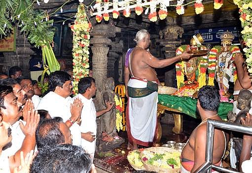 ஜெயலலிதா மீண்டும் முதல்வராக பொறுப்பேற்க வேண்டி ஆண்டாள் கோவிலில் திருமஞ்சன பூஜை வழிபாடு
