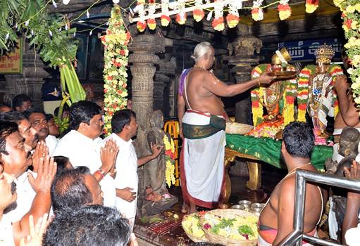 ஜெயலலிதா மீண்டும் முதல்வராக பொறுப்பேற்க வேண்டி ஆண்டாள் கோவிலில் திருமஞ்சன பூஜை வழிபாடு