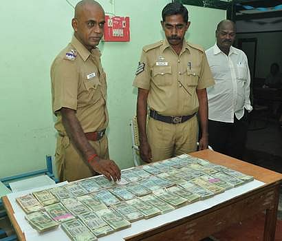 அண்ணாமலைப் பல்கலையில் பூட்டியிருந்த பீரோவிலிருந்து கண்டெடுக்கப்பட்ட ரூ.15 லட்சம் போலீஸில் ஒப்படைப்பு