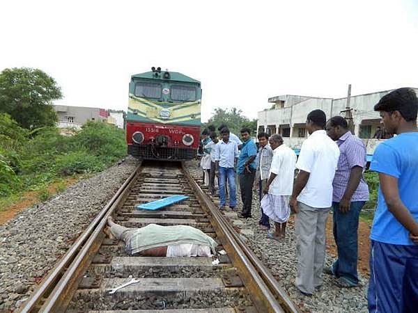 காரைக்காலில் ரயில் என்ஜின் மோதி பொறியாளர் சாவு: 2 மணி நேரம் போக்குவரத்து பாதிப்பு