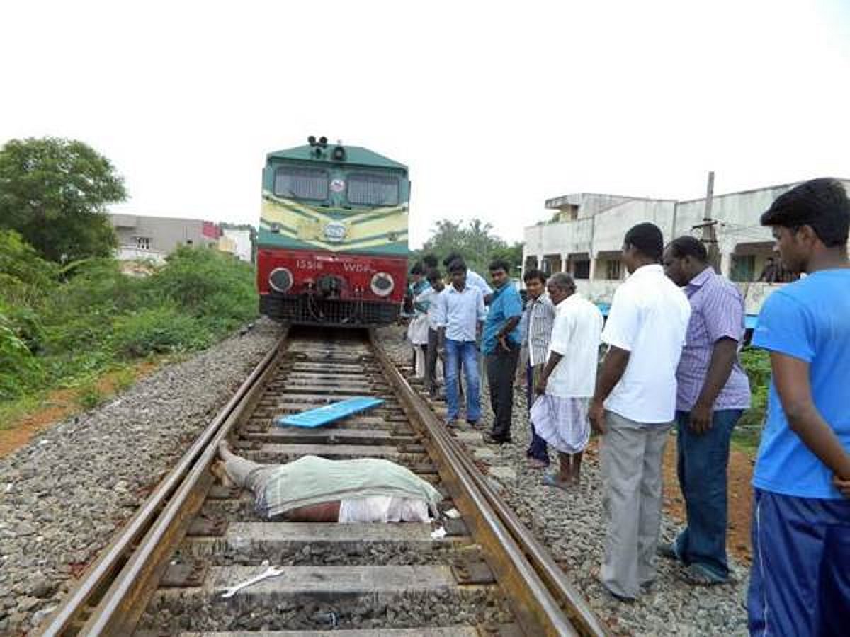 காரைக்காலில் ரயில் என்ஜின் மோதி பொறியாளர் சாவு: 2 மணி நேரம் போக்குவரத்து பாதிப்பு