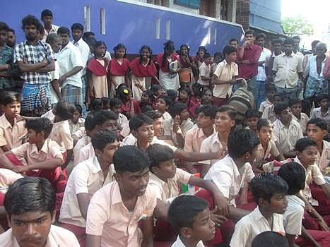 அரசுப் பள்ளி கொடிக் கம்பத்தில் சமுதாயக் கொடி: ஒரு சமுதாய மாணவர்கள் வகுப்புகளை புறக்கணித்து போராட்டம்