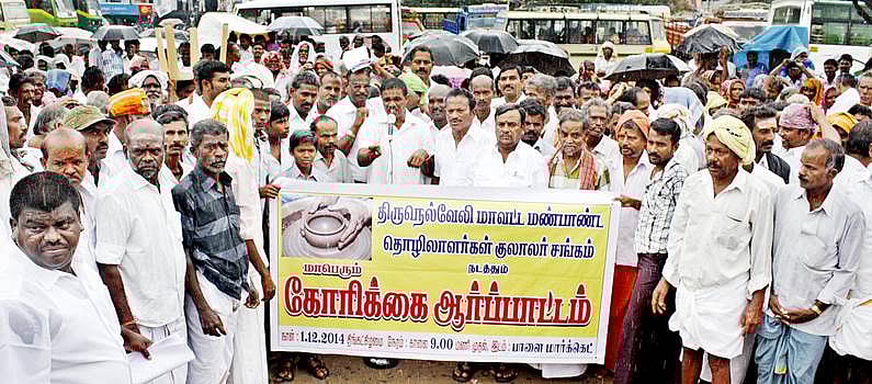 பாளை. யில் கொட்டும் மழையில் மண்பாண்டத் தொழிலாளர்கள் ஆர்ப்பாட்டம்