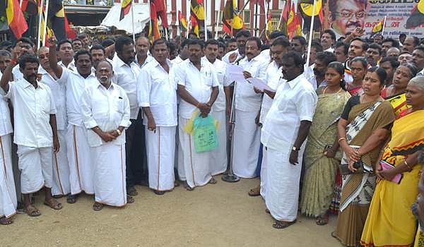 அத்தியவாசிய பொருள்களின் விலை உயர்வை திரும்ப பெற வலியுத்தி தேமுதிகவினர் ஆர்ப்பாட்டம்