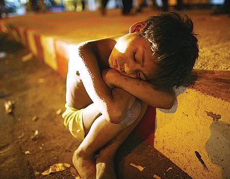 உயிருக்கு உத்தரவாதம் இல்லாத சாலையோர மக்களின் தூக்கம்