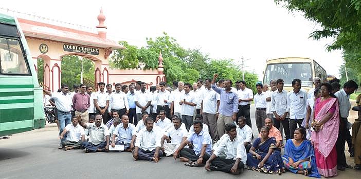 ஸ்ரீவில்லிபுத்தூரில் கோரிக்கைகளை வலியுறுத்தி வழக்குரைஞர்கள் சாலை மறியல்