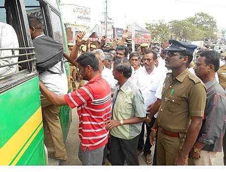 ஸ்ரீவில்லிபுத்தூரில் சாலை மறியலில் ஈடுபட்ட 35 போக்குவரத்து தொழிலாளர்கள் கைது