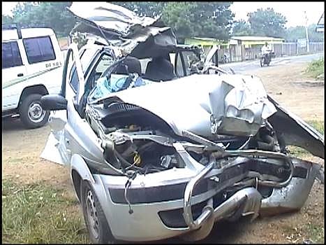 விருதுநகர் அருகே நின்றிருந்த லாரி மீது கார் மோதிய விபத்தில் ஒரே குடும்பத்தைச் சேர்ந்த 3 பேர் சாவு