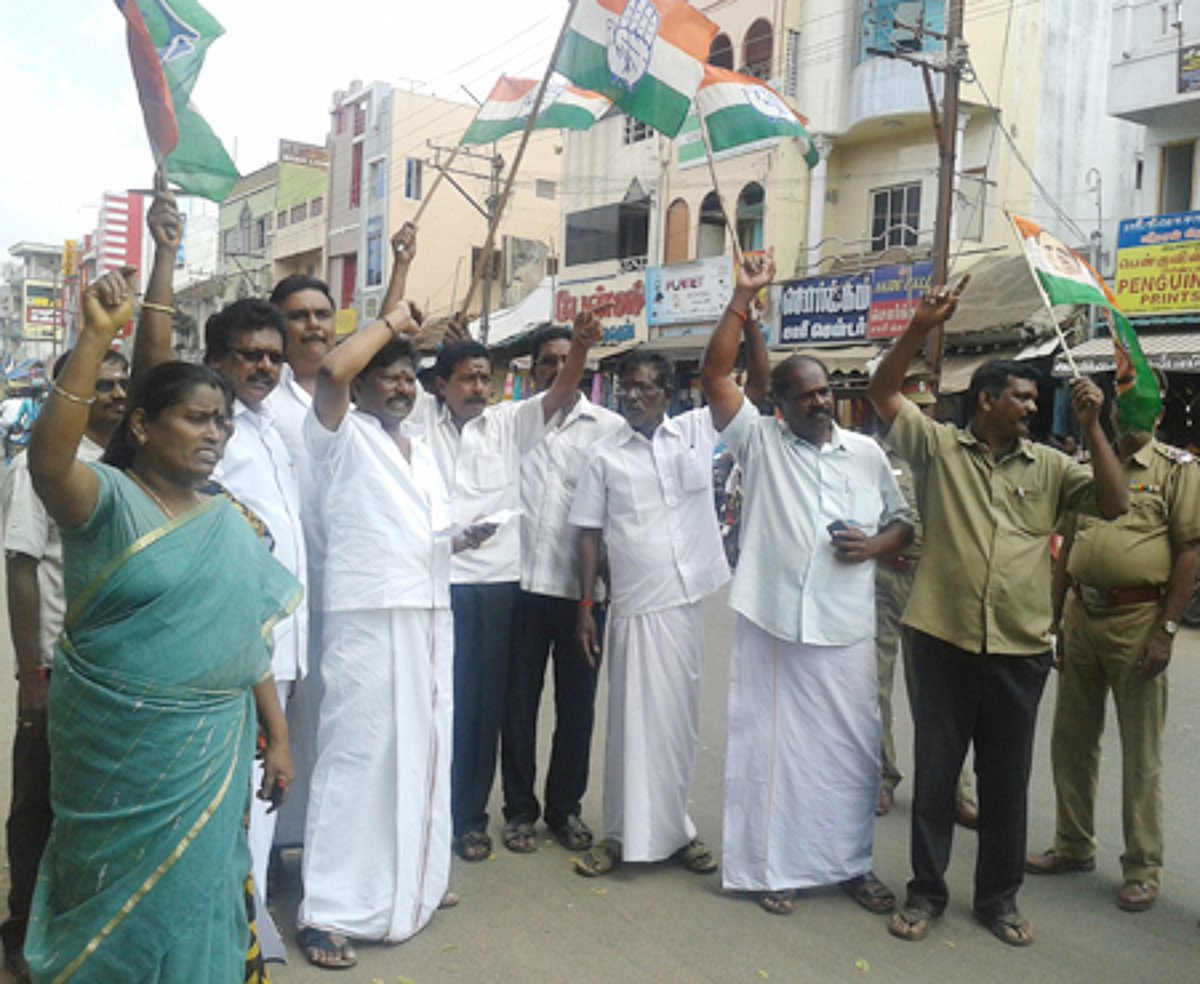 தில்லி முதல்வர் கெஜ்ரிவாலை கண்டித்து சிதம்பரத்தில் வாசன் கோஷ்டியினர் இருபிரிவினராக ஆர்ப்பாட்டம், மறியல்