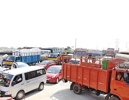 போக்குவரத்து நெரிசலில் சிக்கித் தவிக்கும் நல்லூர் சுங்கச்சாவடி