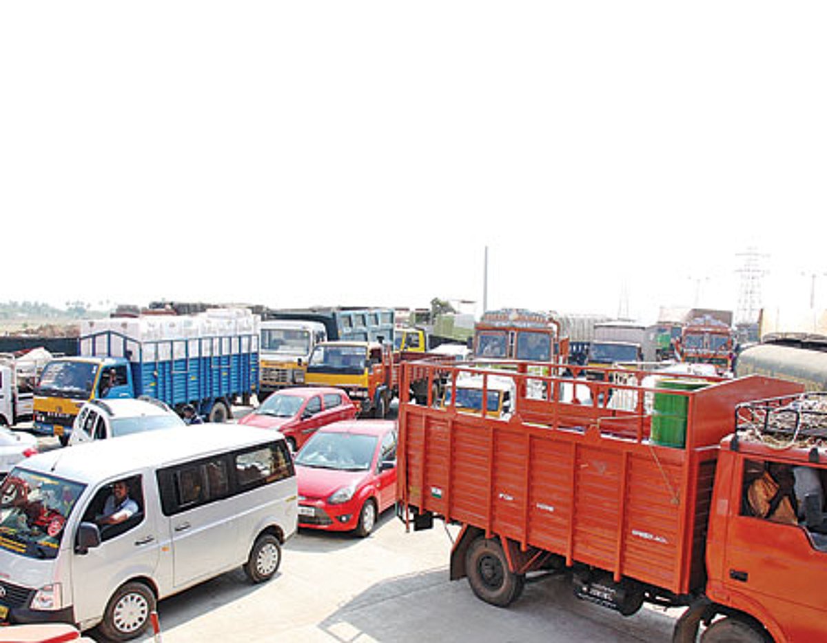 போக்குவரத்து நெரிசலில் சிக்கித் தவிக்கும் நல்லூர் சுங்கச்சாவடி