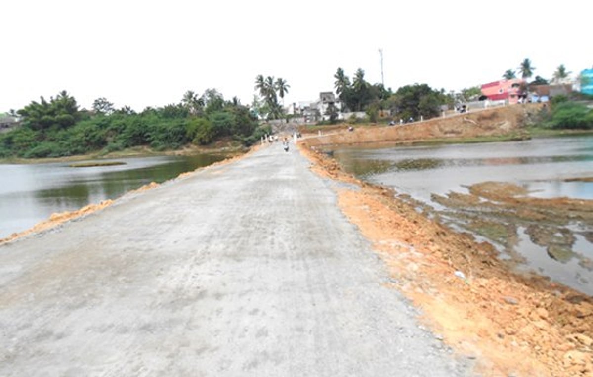 புவனகிரி வெள்ளாற்றின் குறுக்கே தற்காலிக தரைப்பாலம்!