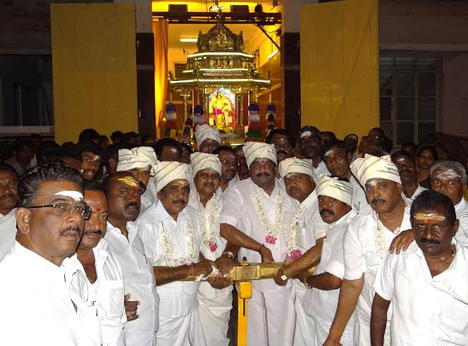 முதல்வர் பிறந்தநாள்: பழனியில் அதிமுக சார்பில் தங்க ரத புறப்பாடு