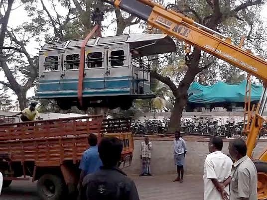 பழனிக்கோயில் ஒன்றாம் எண் வின்ச் பராமரிப்புப் பணிக்காக லாரி மூலம் கரூர் கொண்டு செல்லப்பட்டது.