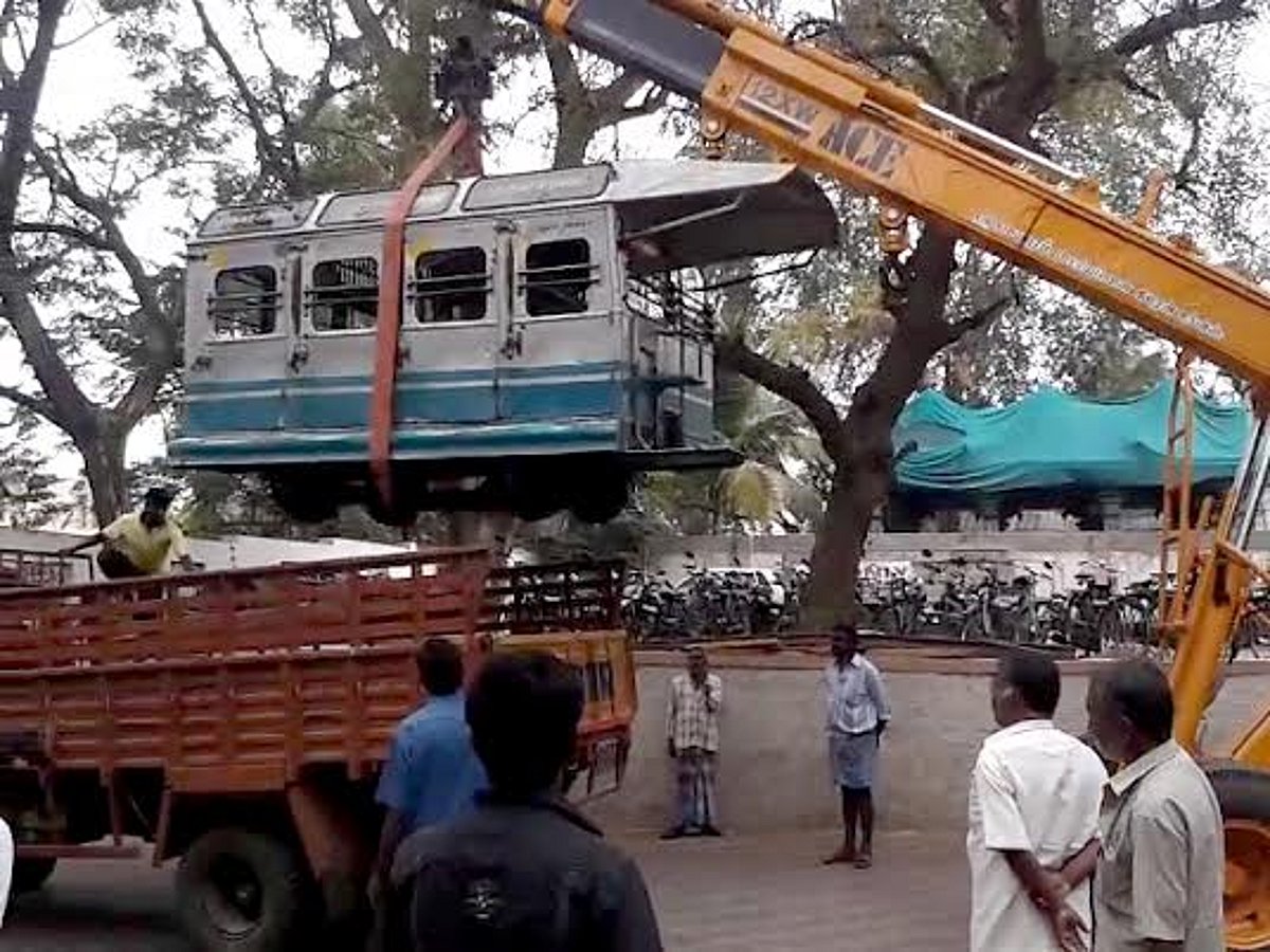 பழனிக்கோயில் ஒன்றாம் எண் வின்ச் பராமரிப்புப் பணிக்காக லாரி மூலம் கரூர் கொண்டு செல்லப்பட்டது.