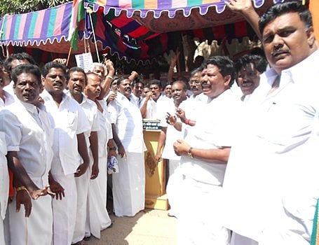 கெஜ்ரிவாலை கண்டித்து சிதம்பரத்தில் காங்கிரஸார் கண்டன ஆர்ப்பாட்டம்!