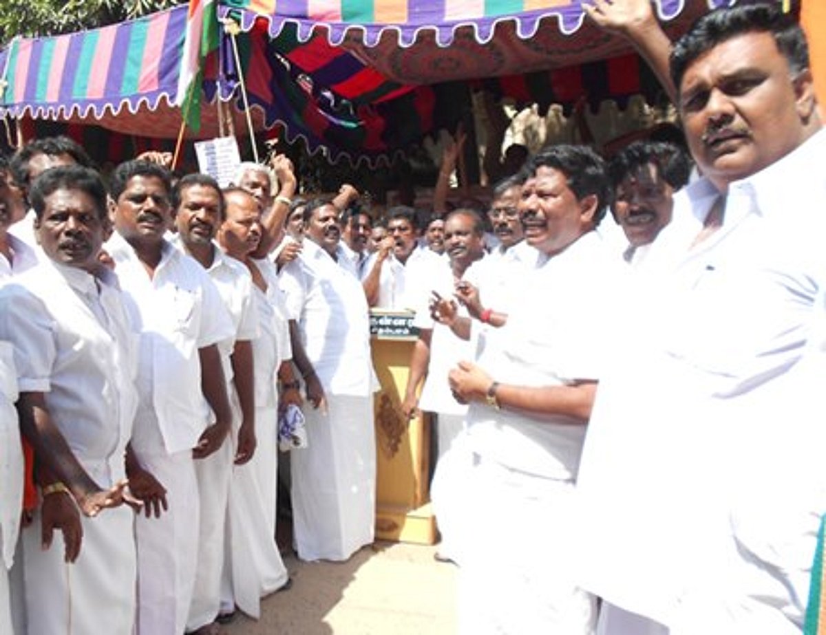 கெஜ்ரிவாலை கண்டித்து சிதம்பரத்தில் காங்கிரஸார் கண்டன ஆர்ப்பாட்டம்!